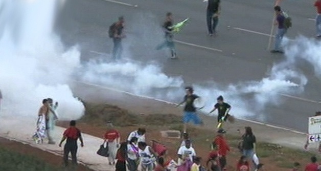 27.05.14 - Manifestantes entram em confronto durante tour da Copa do Mundo em Brasília