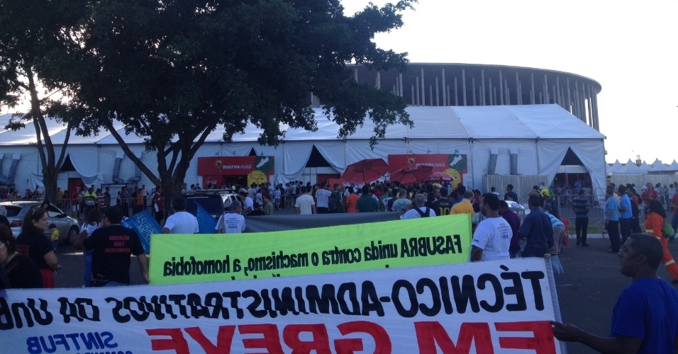 27.05.14 - Manifestantes se concentram antes do confronto com a polícia em Brasília