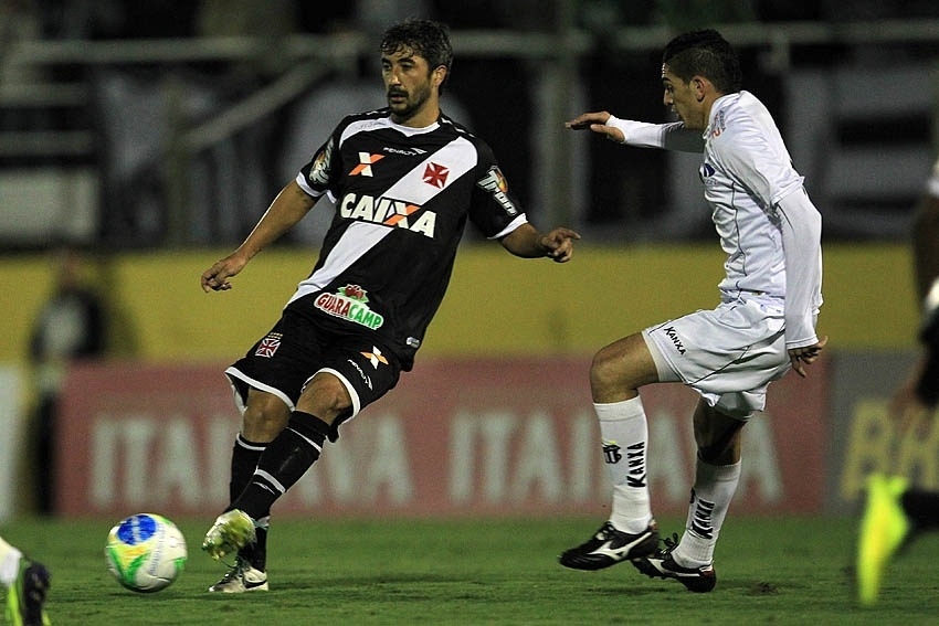 27.mai.2014 - Douglas tenta armar jogada para o Vasco no duelo contra o Bragantino pela Série B - Marcelo Sadio/vasco.com.br