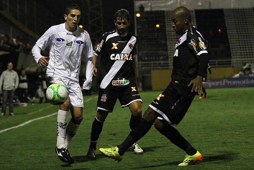 27.mai.2014 - Edmilson desarma ataque do Bragantino no duelo pela Série B - Marcelo Sadio/vasco.com.br