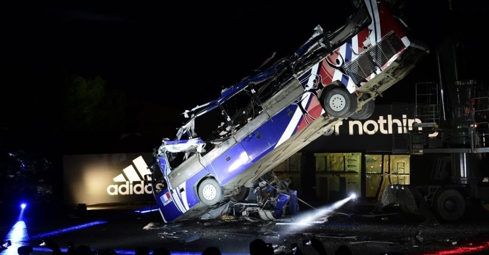 27.mai.2014 - França destrói ônibus usado na Copa de 2010 para 'exorcizar' fracasso