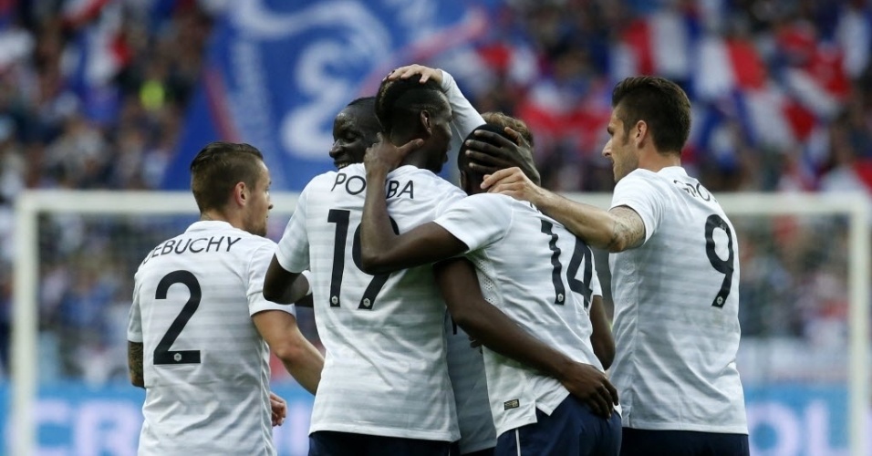 27.mai.2014 - Franceses abraçam Pogba, que fez o 1° da seleção contra a Noruega