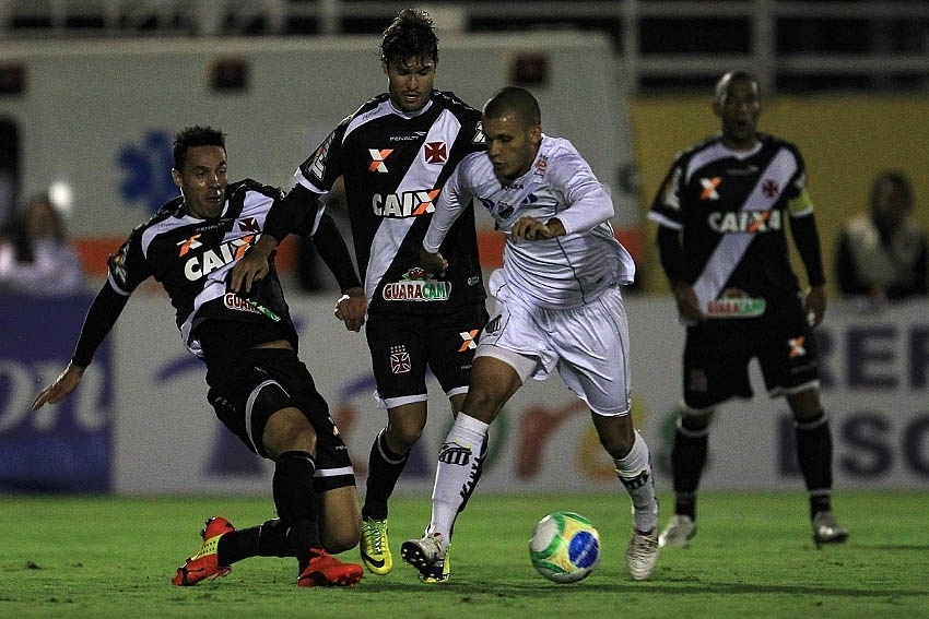 27.mai.2014 - Jogadores de Bragantino e Vasco disputam bola no duelo pela Série B - Marcelo Sadio/vasco.com.br