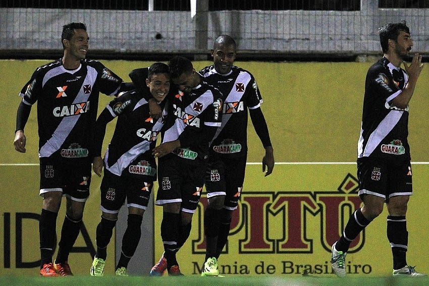 27.mai.2014 - Montoya é abraçado por companheiros após marcar para o Vasco contra o Bragantino - Marcelo Sadio/vasco.com.br