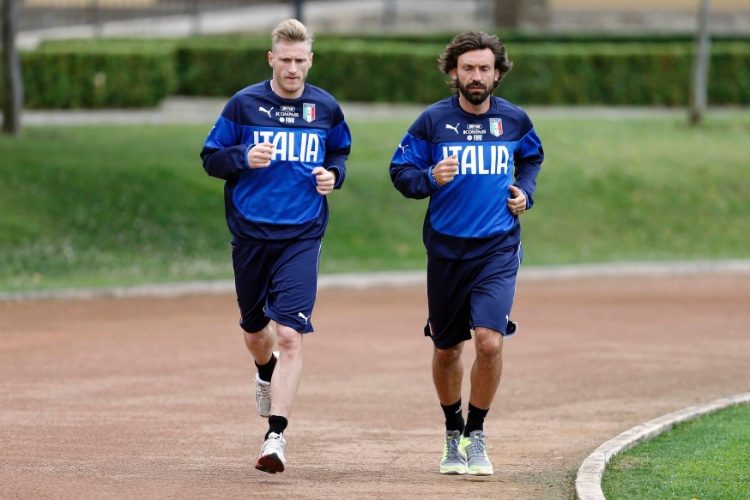 27.mai.2014 - Pirlo (dir) e Abate correm durante treino da Itália antes da Copa do Mundo