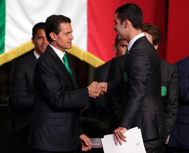 27.mai.2014 - Presidente mexicano, Enrique Peña Nieto cumprimenta o capitão da seleção, Rafa Marquez, em evento antes da equipe embarcar para o Brasil