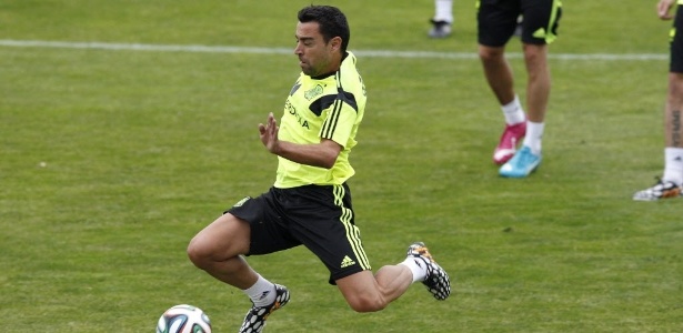 Xavi foge da marcação de companheiro durante treino da Espanha para a Copa do Mundo