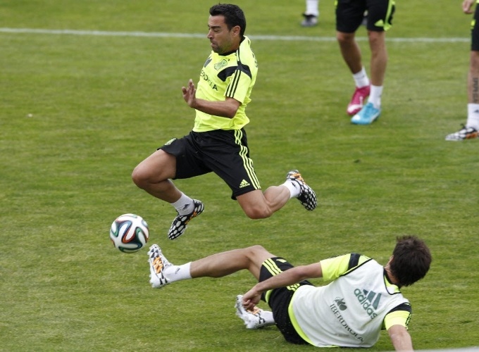 27.mai.2014 - Xavi foge da marcação de companheiro durante treino da Espanha para a Copa do Mundo 