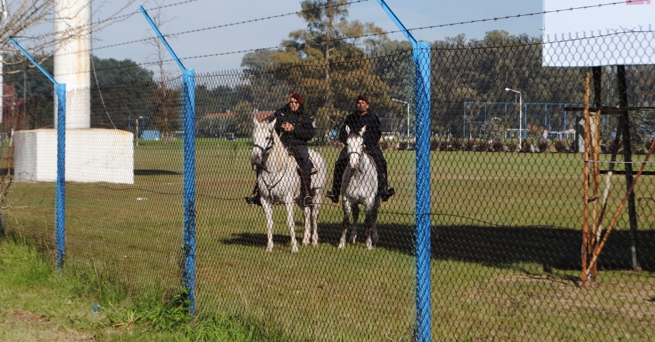 Guardas da polícia federal montados a cavalo fazem a segurança da seleção da Argentina