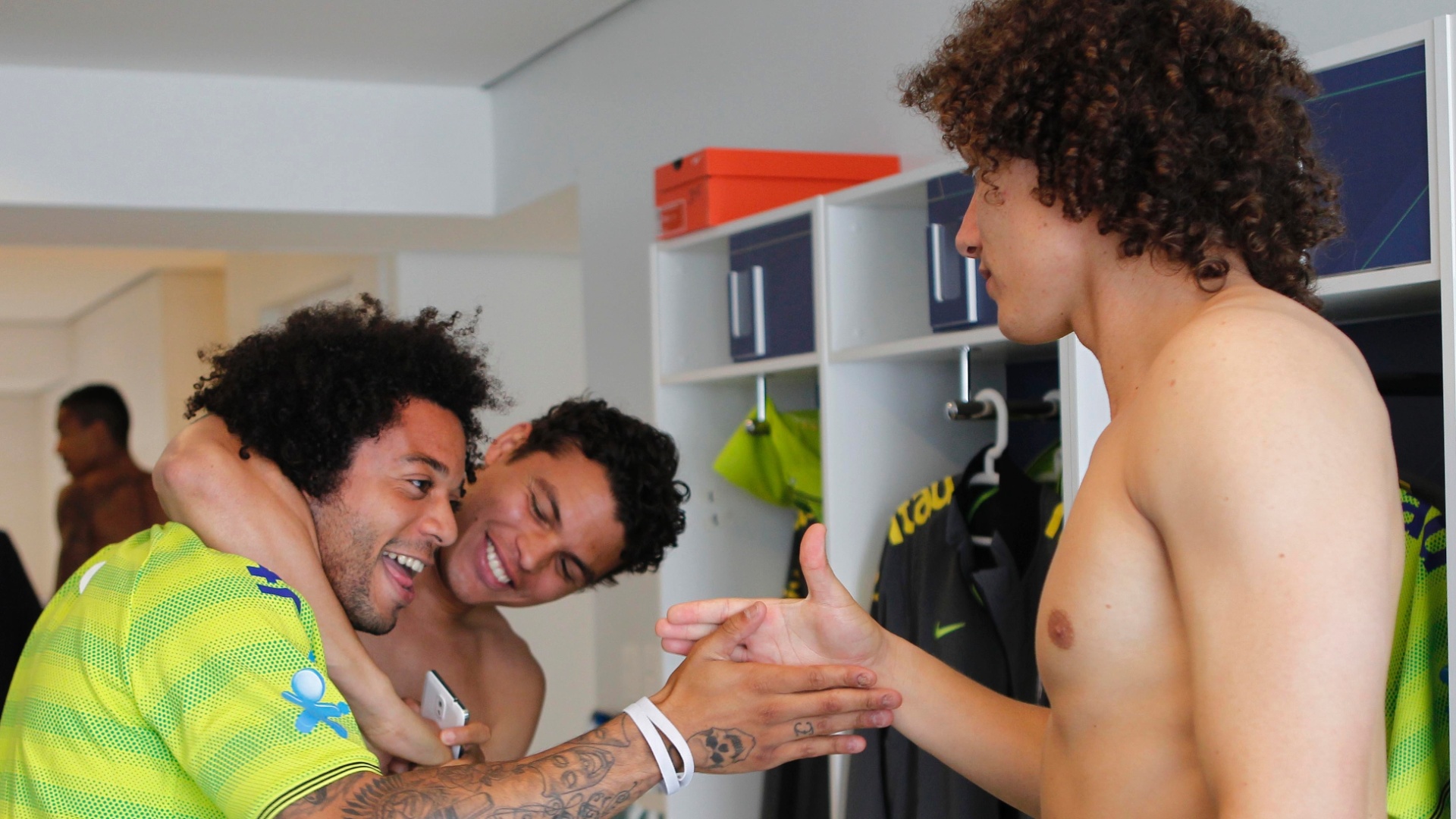 Marcelo cumprimenta David Luiz e Thiago Silva