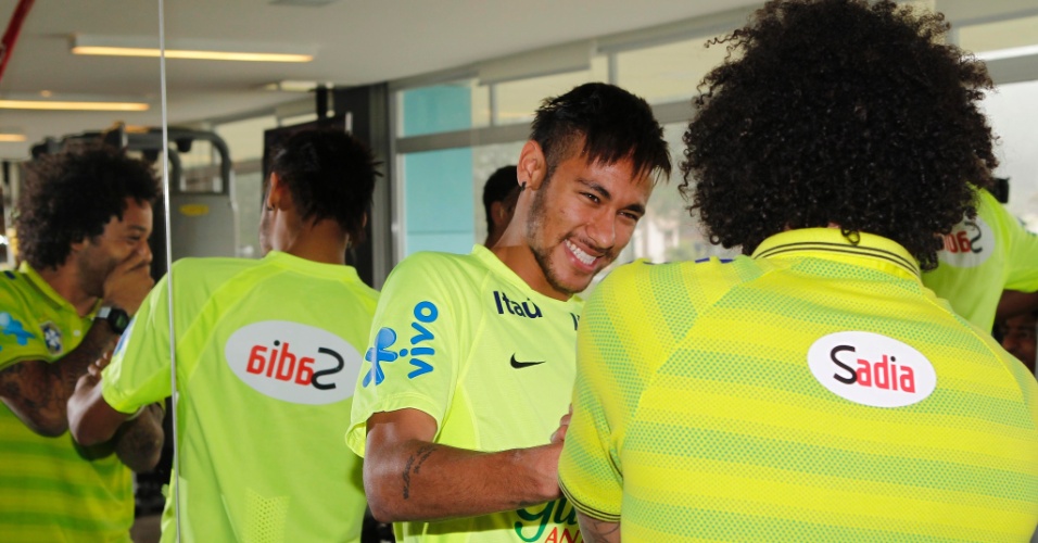 Neymar cumprimenta Marcelo após a chegada do lateral à Granja Comary