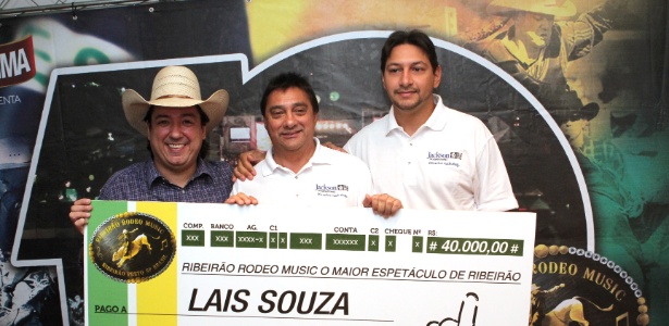 Pai de Lais Souza (ao centro) recebe cheque de doação de rodeio - Divulgação