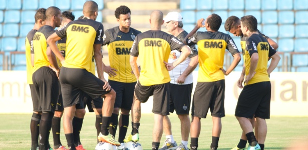 Técnico Levir Culpi conversa com os jogadores durante treino em Ipatinga -  Araceli Souza/Atlético-MG/Divulgação