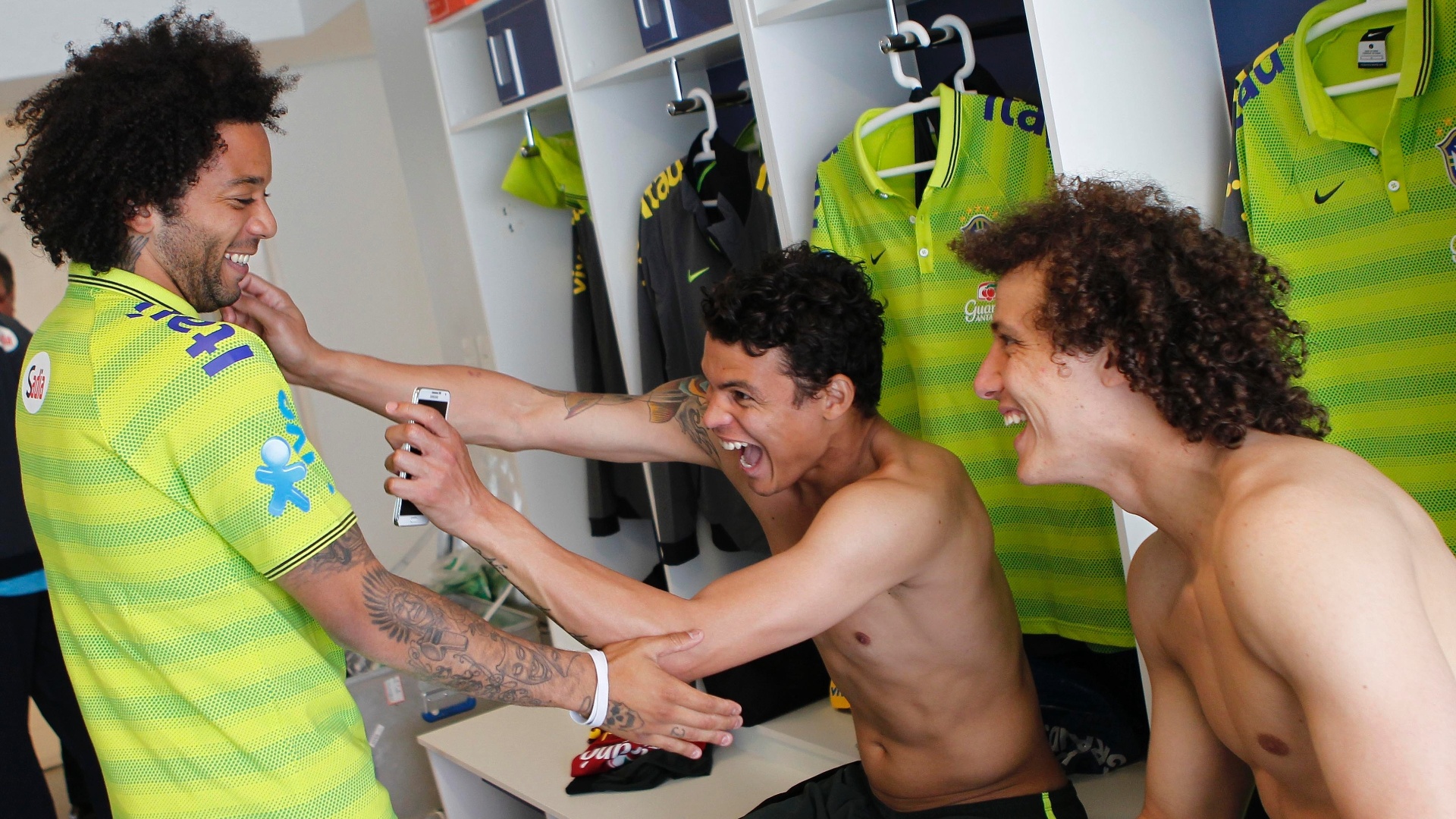 Thiago Silva e David Luiz brincam com Marcelo após a chegada do lateral à Granja Comary