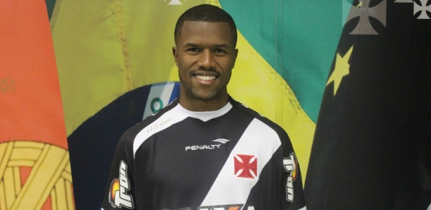 28 mai. 2014 - Lateral-direito Carlos César está emprestado ao Vasco, pelo Atlético-MG, até o fim do ano - Divulgação/Vasco