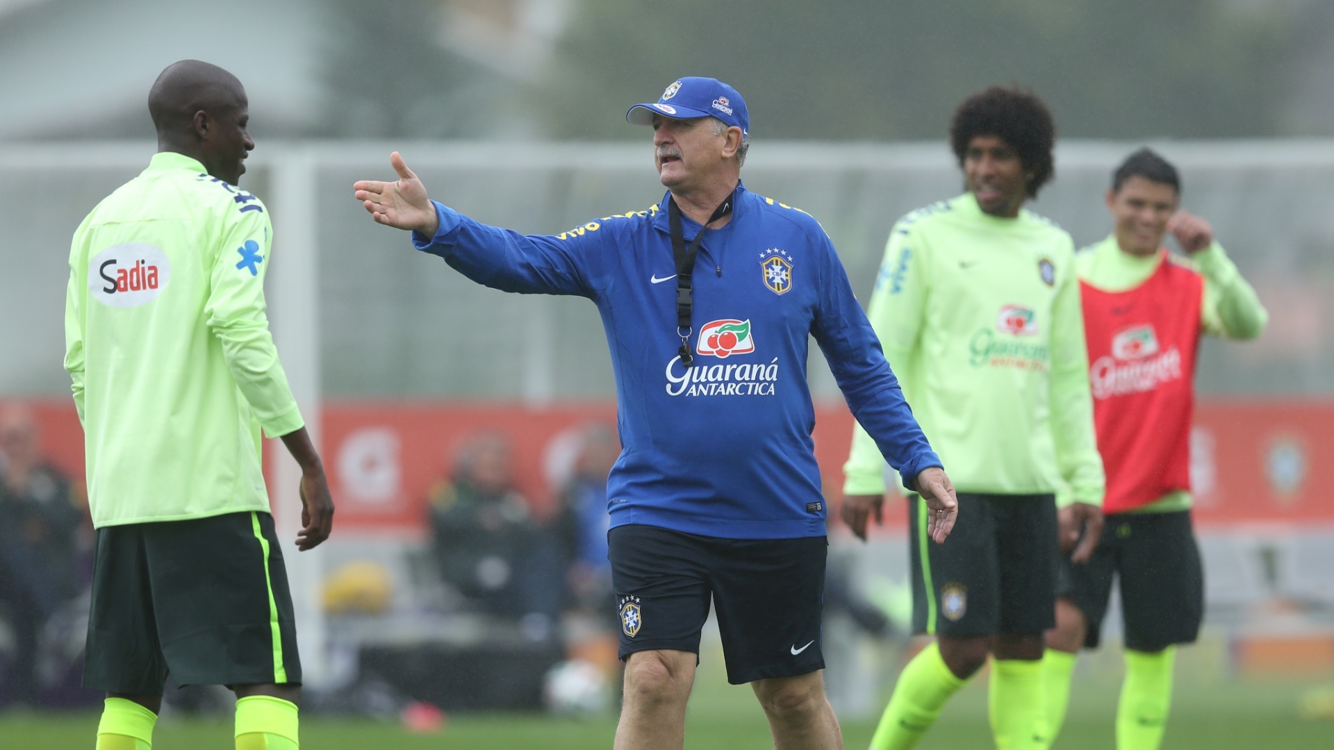 28.mai.2014 - Felipão chama a atenção de Ramires durante treino da seleção brasileira na Granja Comary