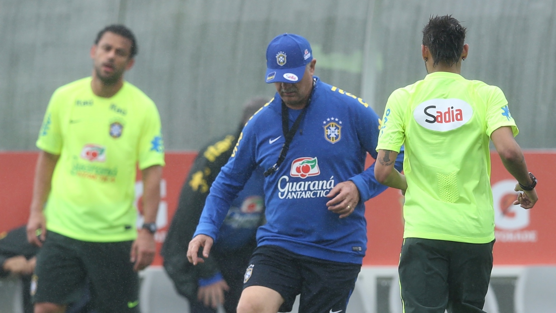 28.mai.2014 - Felipão também participa de trabalho com bola no treino da seleção brasileira em Teresópolis