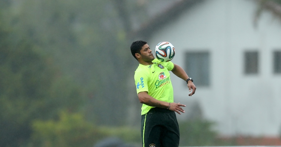 28.mai.2014 - Hulk domina a bola no peito durante treinamento da seleção brasileira na Granja Comary, em Teresópolis