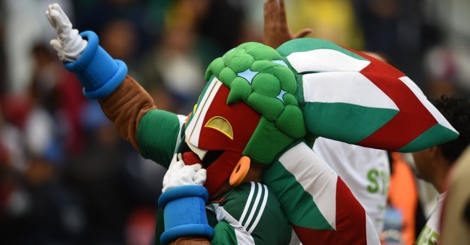 28.mai.2014 - Índio Azteca, mascote da seleção mexicana, dança no campo do estádio Azteca antes do amistoso contra Israel