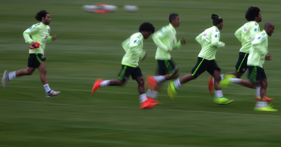 28.mai.2014 - Jogadores da seleção correm no aquecimento do treino da tarde