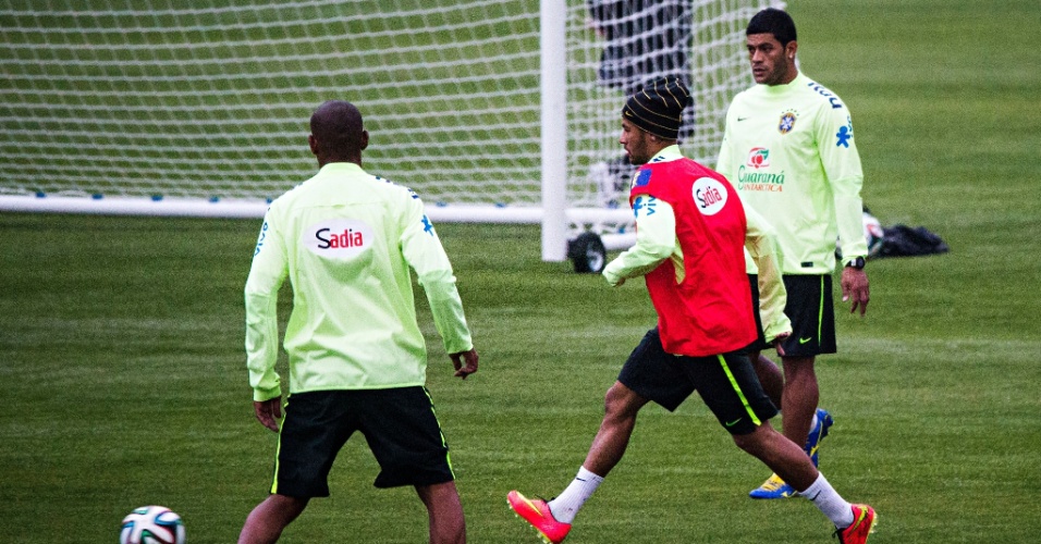 28.mai.2014 - Neymar bate bola com Hulk e Maicon durante treinamento do Brasil na Granja Comary