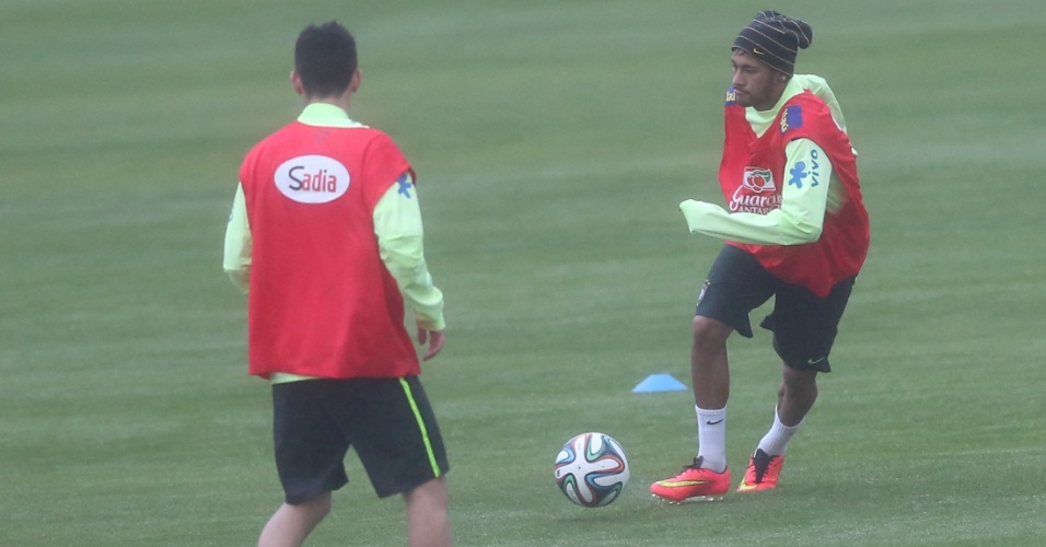 28.mai.2014 - Neymar bate bola durante treinamento do Brasil na Granja Comary