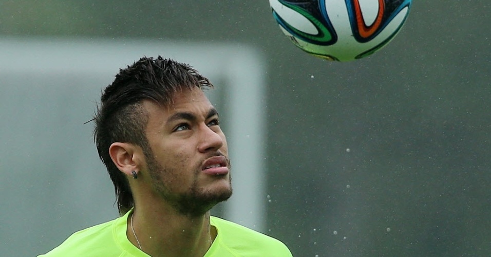 28.mai.2014 - Neymar faz malabarismo com a bola durante treinamento da seleção brasileira na Granja Comary