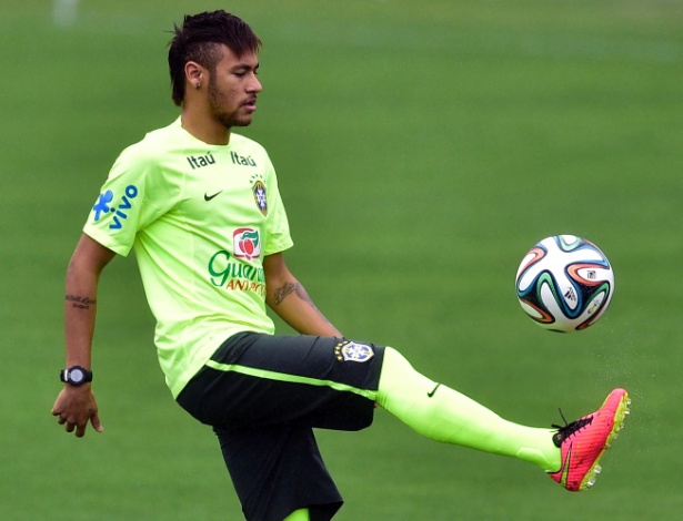 28.mai.2014 - Neymar faz primeiro treinamento com bola com a seleção brasileira na Granja Comary