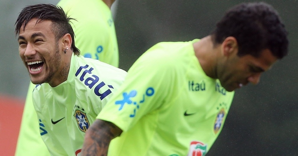28.mai.2014 - Neymar se diverte durante treinamento da seleção brasileira na Granja Comary