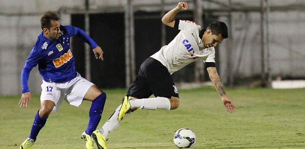 28.mai.2014 - Petros, meia do Corinthians, é tocado por Everton Ribeiro, do Cruzeiro, em jogo pelo Brasileiro - Reinaldo Canato/UOL