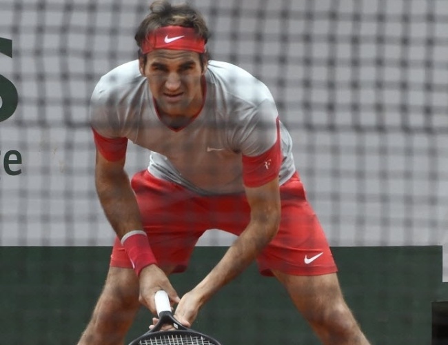 28.mai.2014 - Roger Federer espera o saque do rival Diego Schwartzman durante partida da segunda rodada de Roland Garros