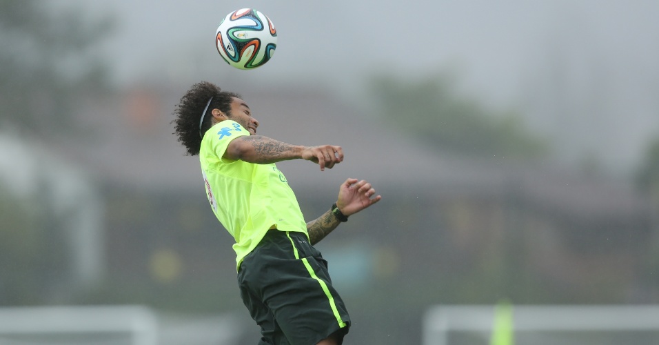 28.mai.2014 - Um dia após se apresentar à seleção brasileira, Marcelo participa de treino com bola na Granja Comary