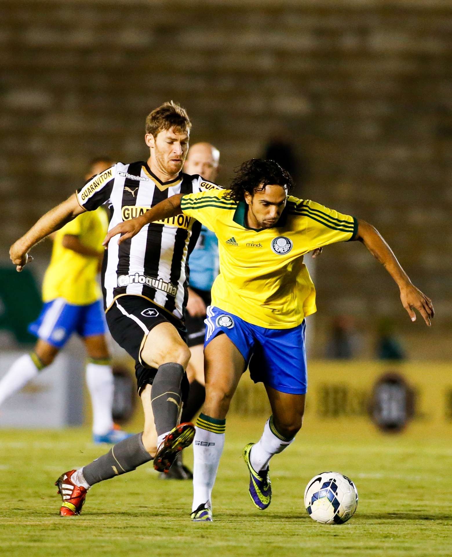 Diogo é perseguido por Bolatti no duelo entre Palmeiras e Botafogo em Presidente Prudente - Alexandre Schneider/Getty Images