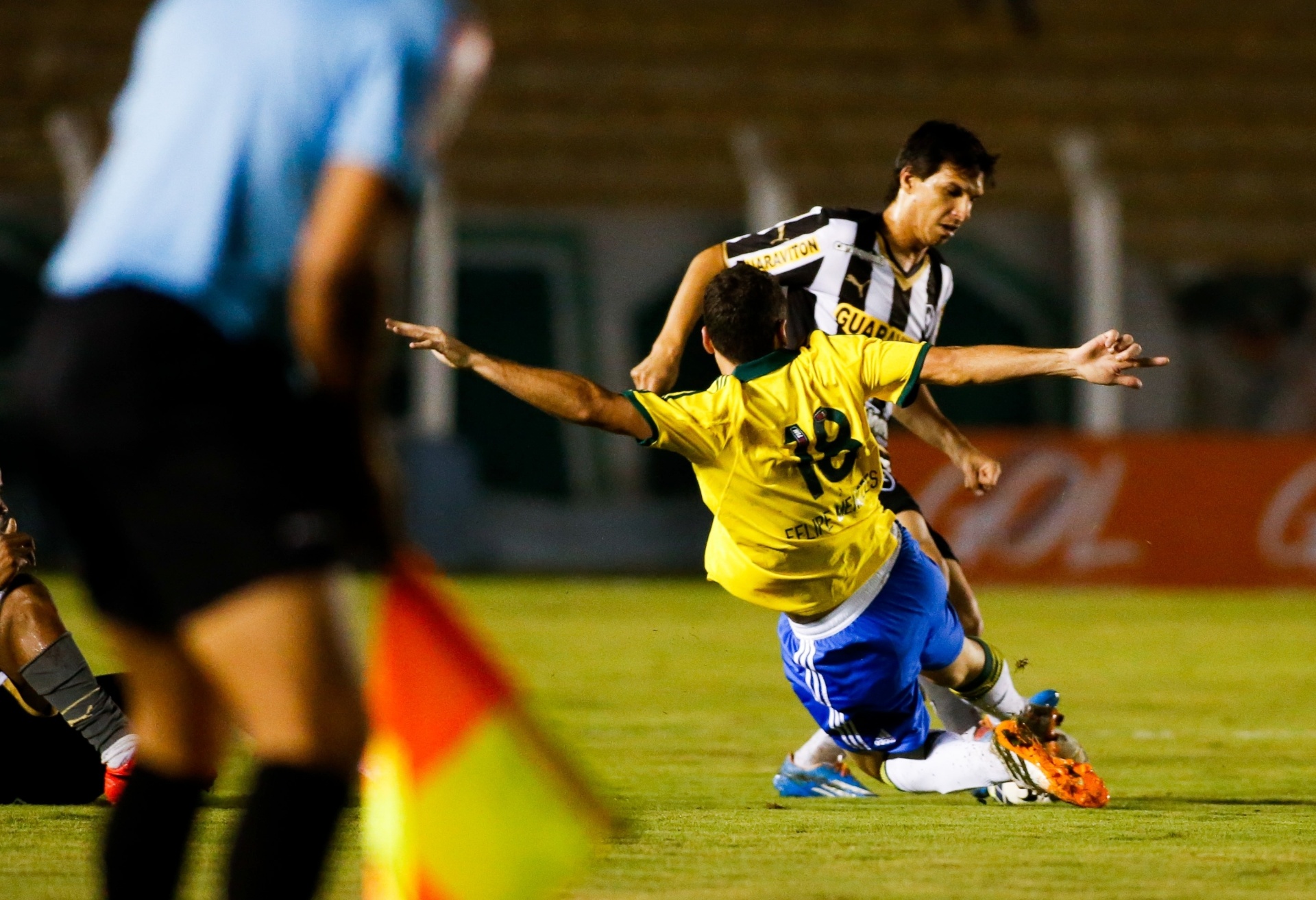 Felipe Menezes e Zeballos dividem bola na partida entre Palmeiras e Botafogo - Alexandre Schneider/Getty Images