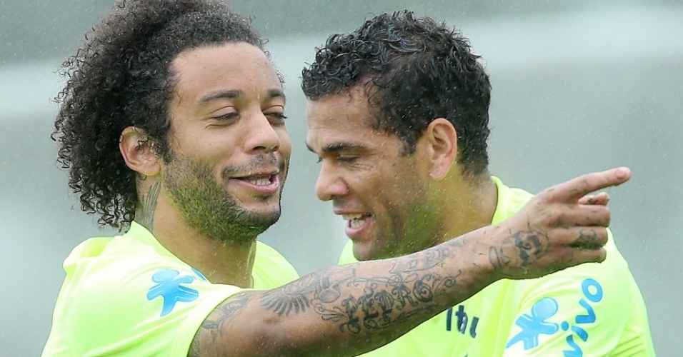 28.mai.2014 - Marcelo e Daniel Alves, laterais titulares da seleção brasileira, se divertem durante treinamento na Granja Comary