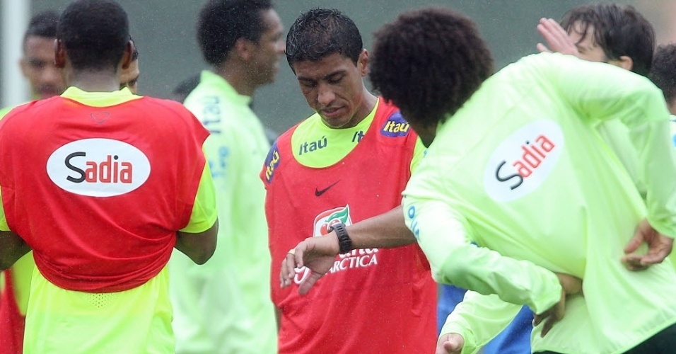 28.mai.2014 - Paulinho confere as horas no seu relógio durante treino da seleção brasileira