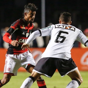 29.05.14 - Léo Moura luta pela bola com Guilherme Lazaroni durante a partida entre Flamengo e Figueirense - Miguel Schincariol/Getty Images
