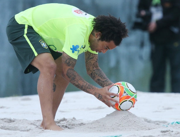29.05.14 - Marcelo se prepara para colocar bola em jogo durante atividade de futevôlei no campo de areia da Granja Comary