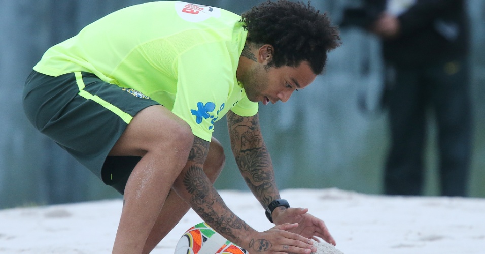 29.05.14 - Marcelo se prepara para colocar bola em jogo durante atividade de futevôlei no campo de areia da Granja Comary