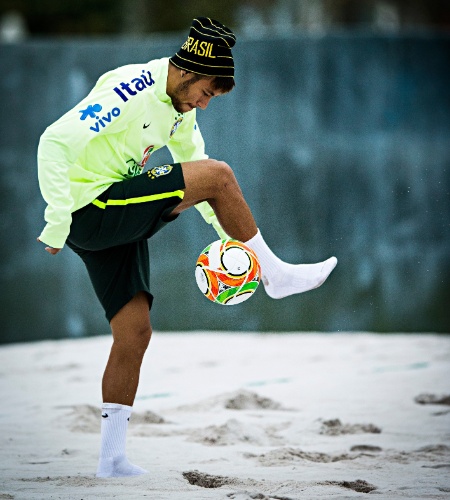 29.05.14 - Neymar domina a bola em treinamento da seleção brasileira no campo de areia da Granja Comary
