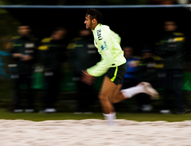 29.05.14 - Neymar faz exercício físico na concentração da seleção em Teresópolis