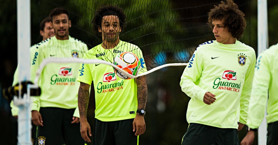 29.05.14 - Neymar, Marcelo e David Luiz observam bola no jogo de futevôlei da Granja Comary