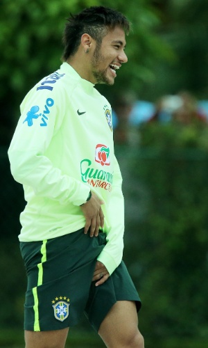 29.05.14 - Neymar sorri durante treinamento da seleção brasileira no campo de areia da Granja Comary