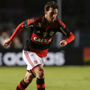 29.05.14 - O meia Elano tenta criar uma jogada durante a partida entre Flamengo e Figueirense - MIguel Schincariol/Getty Images