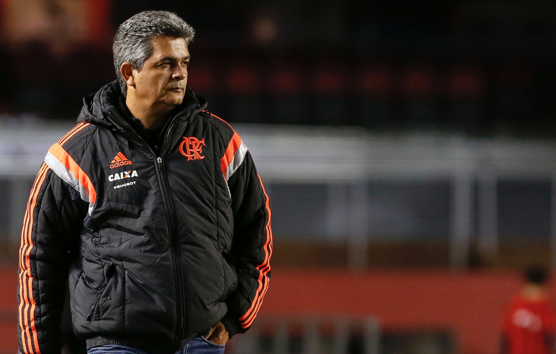 29.05.14 - O técnico Ney Franco observa os jogadores durante a partida entre Flamengo e Figueirense - Miguel Schincariol/Getty Images