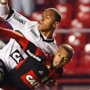 29.05.14 - Paulinho e Leandro Silva disputam a bola durante o empate entre Flamengo e Figueirense - Miguel Schincariol/Getty Images