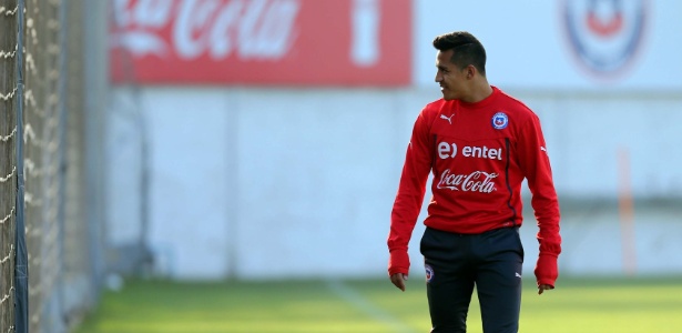 Alexis Sánchez tem inflamação no ombro direito e deve ficar de fora do primeiro treino do Chile em BH