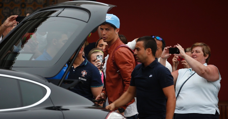Cristiano Ronaldo se apresenta à seleção portuguesa, que chega a hotel em Óbidos