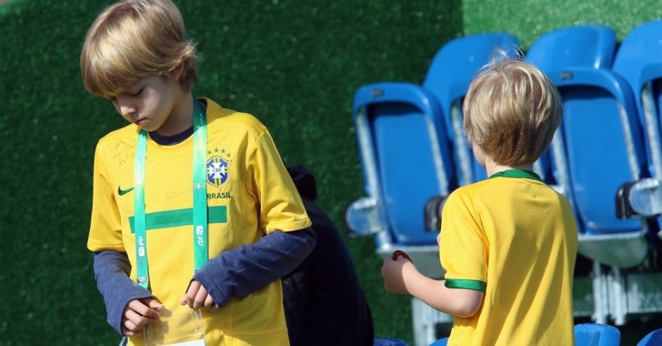 Filhos de Luciano Huck acompanham treinamento da seleção brasileira em Teresópolis