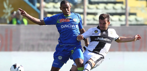 Gabriel Silva, à esquerda, disputa bola pela Udinese contra adversário do Parma - Marco Luzzani/Getty Images